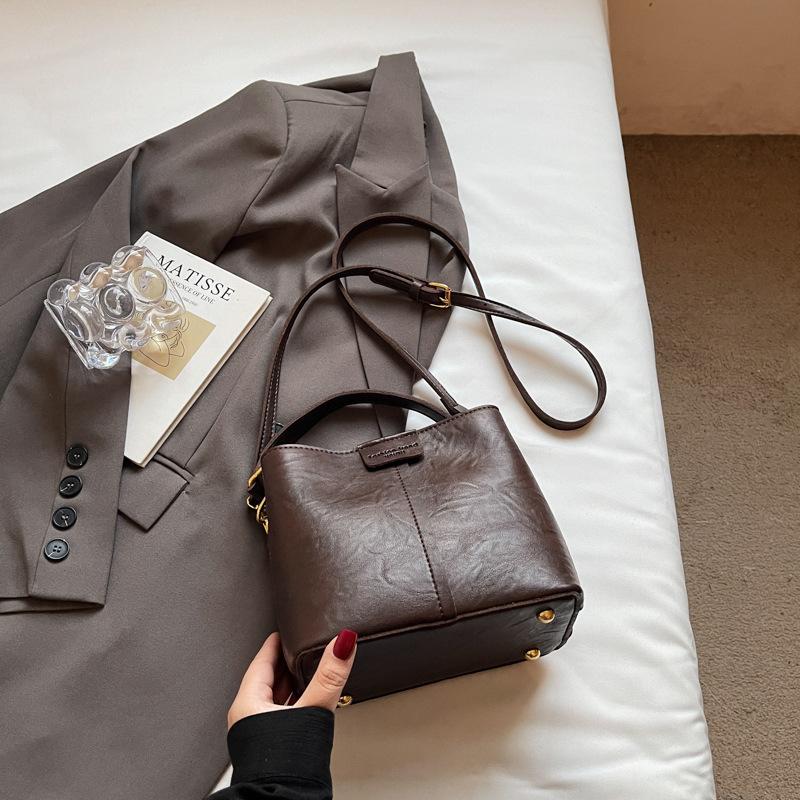 

2025 новая корейская сумка через плечо кроссбоди темпераментная сумка-ведро большой вместимости ретро зарубежный стиль модная простая женская сумка