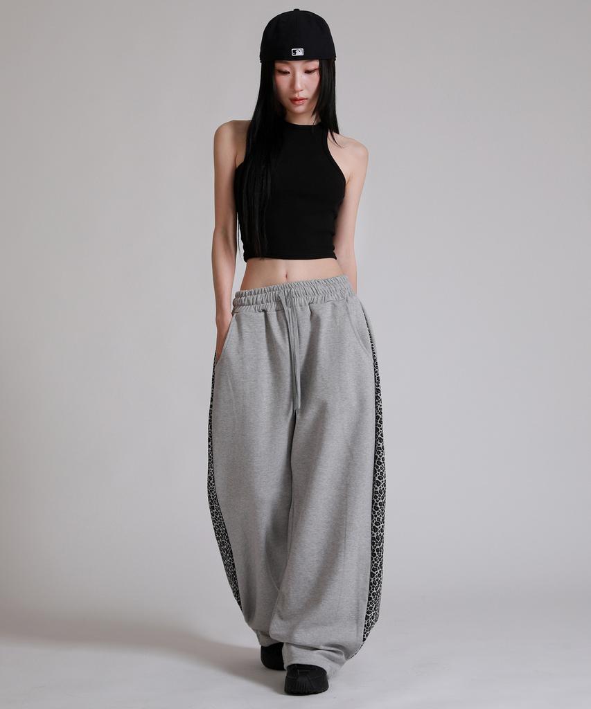 LIKE THE MOST Double-Tuck Leopard Side Over Pants_Gray