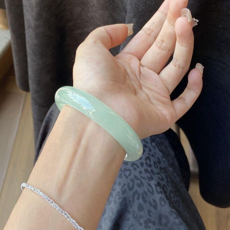 Free Shipping: Mu Gongzi 'Shuiningxiang' Jade Bracelet - Women's Solid Color, Clear Water Design