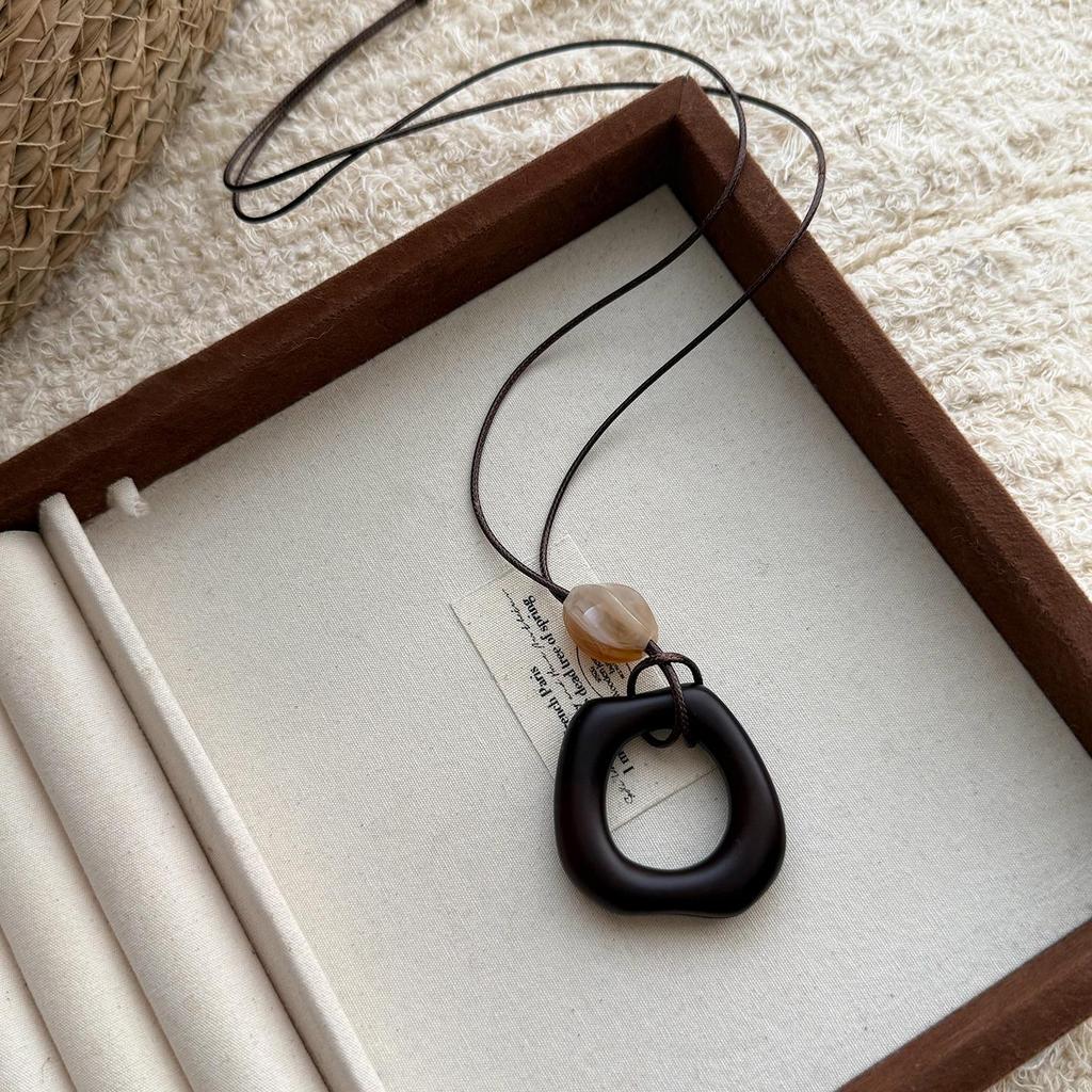 High-End Women's Retro Oval Geometric Resin Necklace
