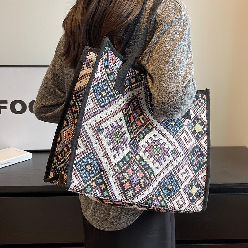 Large Capacity Ethnic Canvas Bag for Women In Autumn and Winter Fashion Mommy Bag for College Students In Class One Shoulder Tote Bag