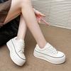 2025 neue Frühling- und Herbst-Plateauschuhe, vielseitige lässige kleine weiße Schuhe für Damen, modische Schnürschuhe, trendige Damenschuhe