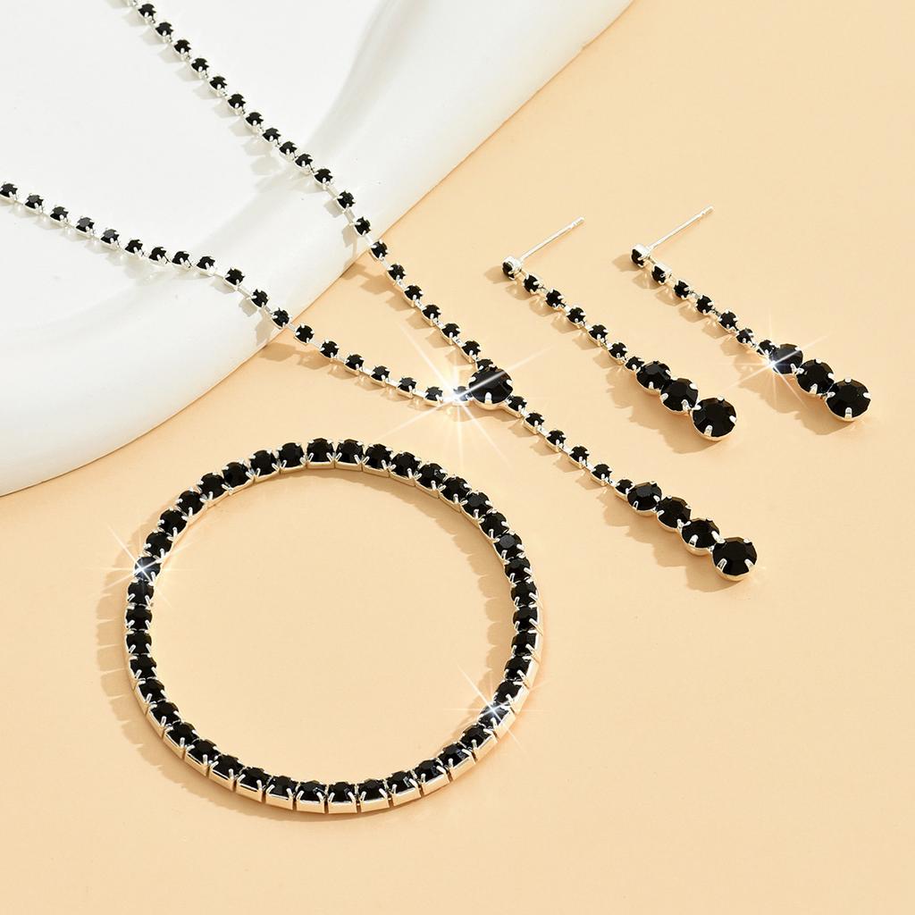 Modisches, schlichtes Schmuckset mit Halskette, Ohrringen und Armband, einreihiger Hochzeitsschmuck.