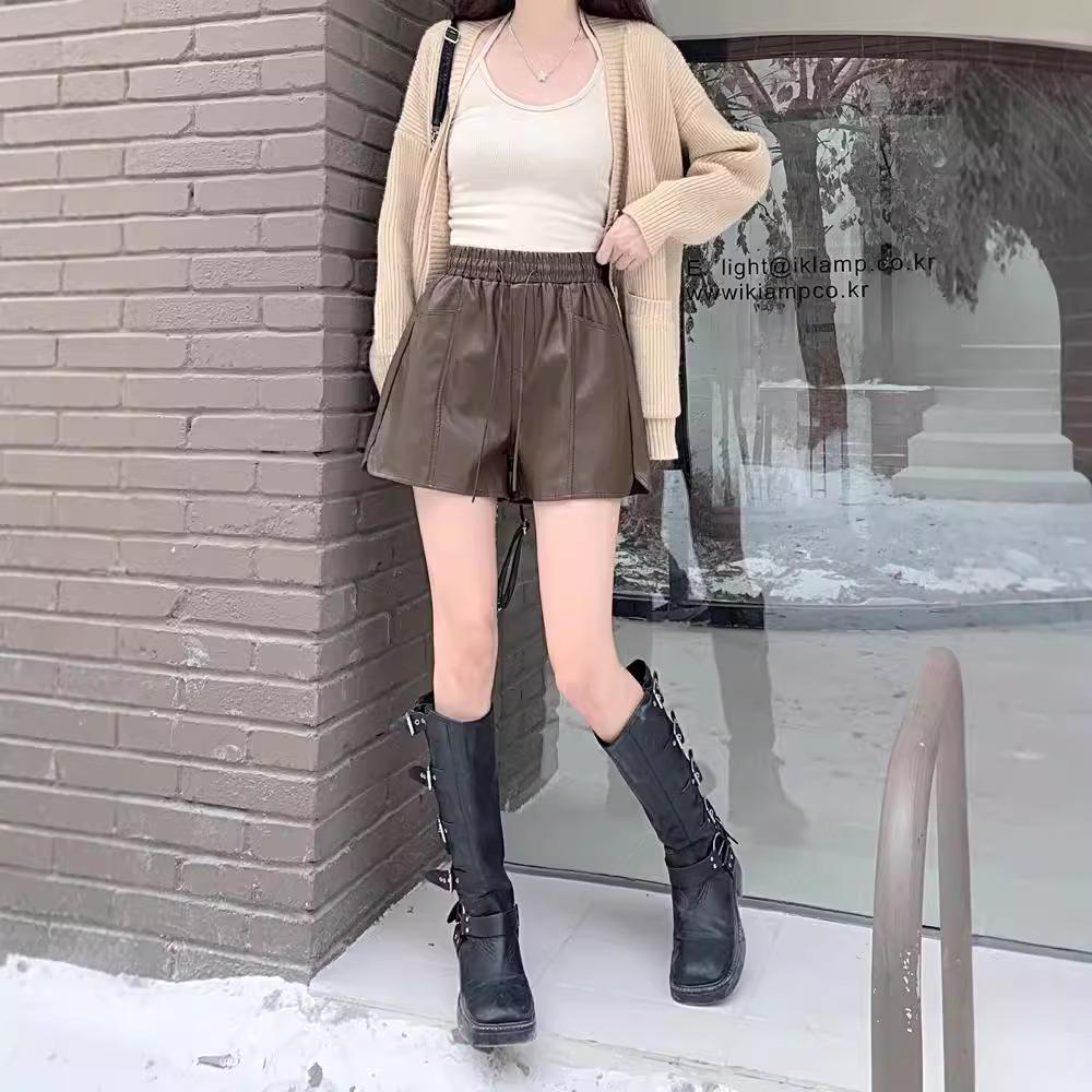 

High-Waisted Wide-Leg PU Leather Shorts with Elastic Waist and Double Pockets - 2024 Autumn/Winter Casual Versatile Slimming Design for Women XL (119-130 jin)