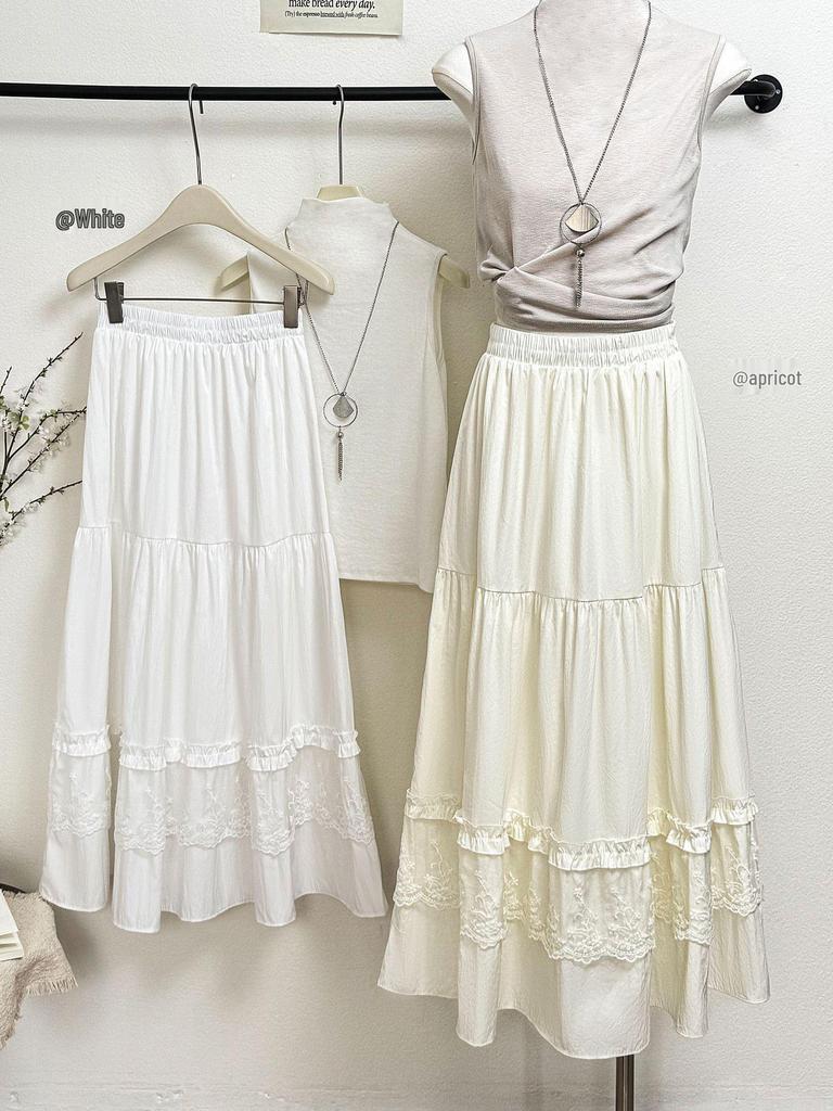 Weißer Sommerrock in A-Linie mit Spitzenbesatz: Süßer & Schlankmachender Stil