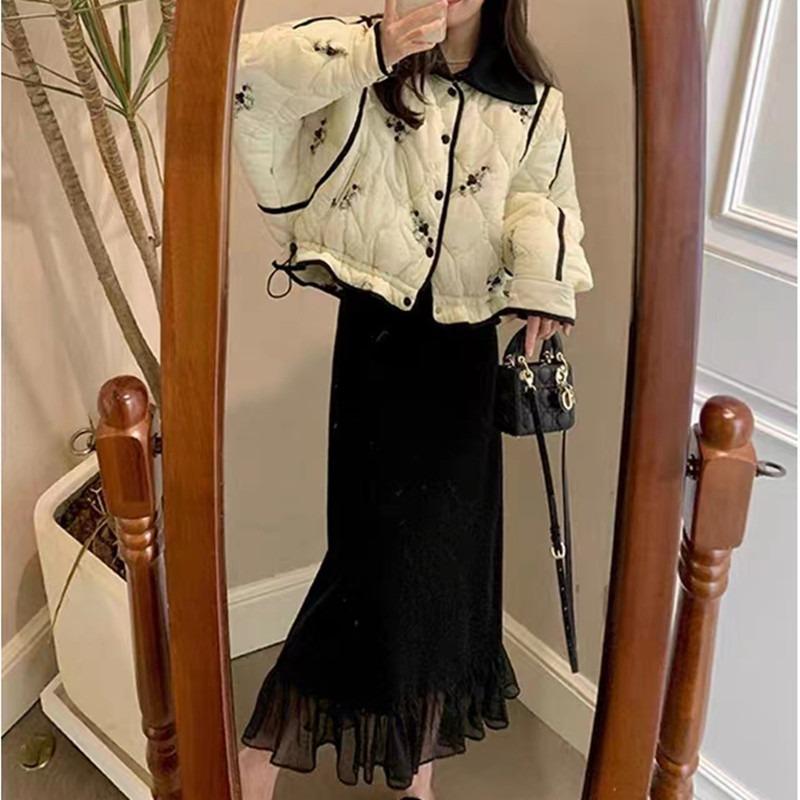 Podzimní a zimní pletená vlněná sukně střední délky áčkového střihu s vysokým pasem a vsadkami ze síťoviny