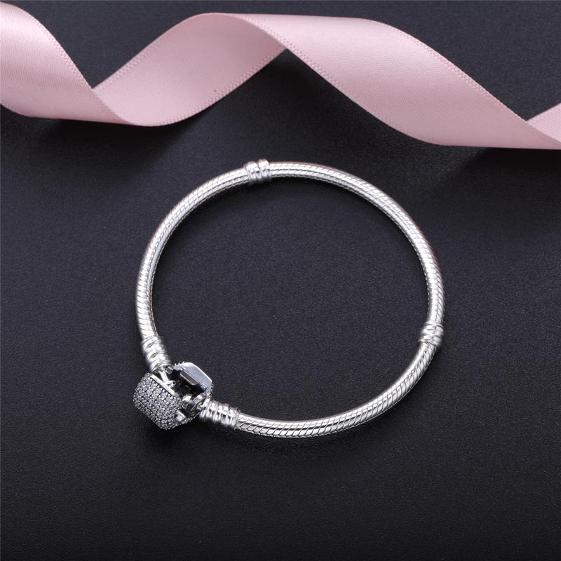 Eenvoudig zelf te maken slangenkettingarmband met Europese bedeltjes, een modieuze sieradenstijl voor dames, zoals die van Mary Poppins.
