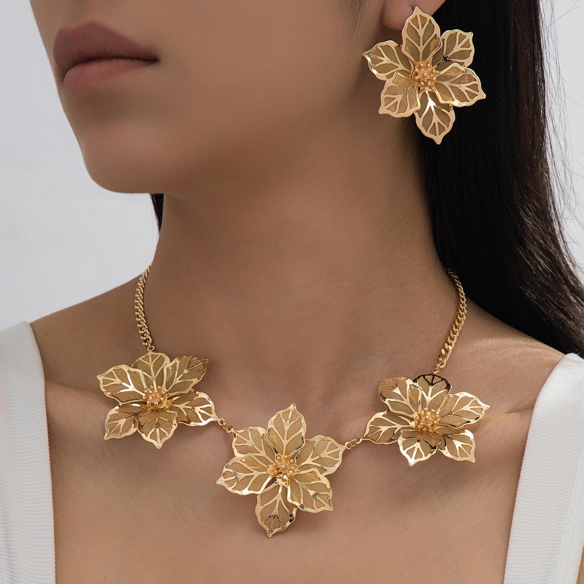 

Модные украшения для женщин золотой