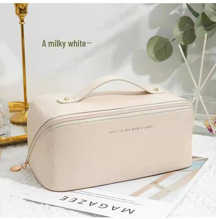 

Большая дорожная косметичка и туалетные принадлежности в шахматном порядке