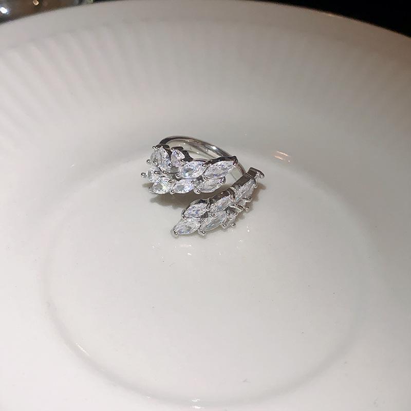 

Small niche design, fashionable leaf opening ring, new personalized and exquisite butterfly rings for women Opening Adjustable слоновая кость