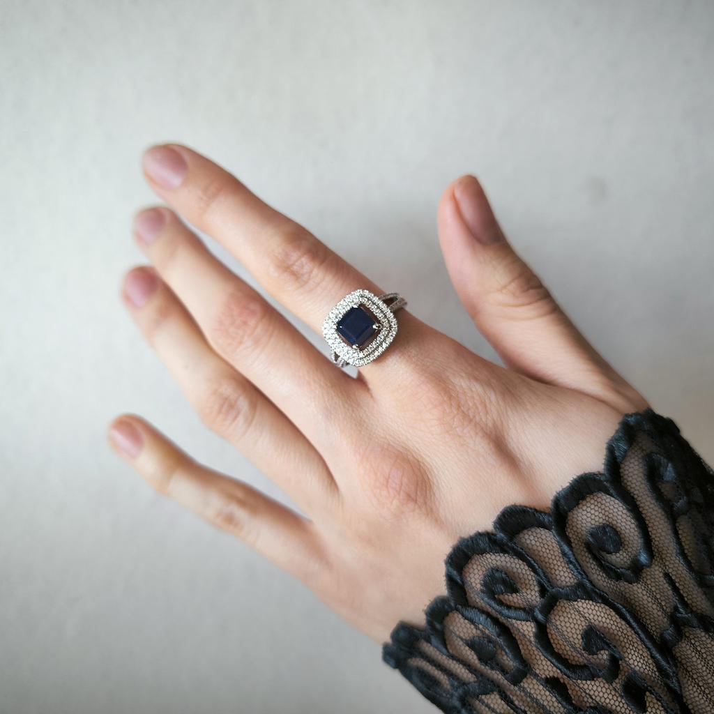 Stříbrný prsten s přírodním safírem 3,256ct, zirkony, hmotnost výrobku 4,66 g (2202592)