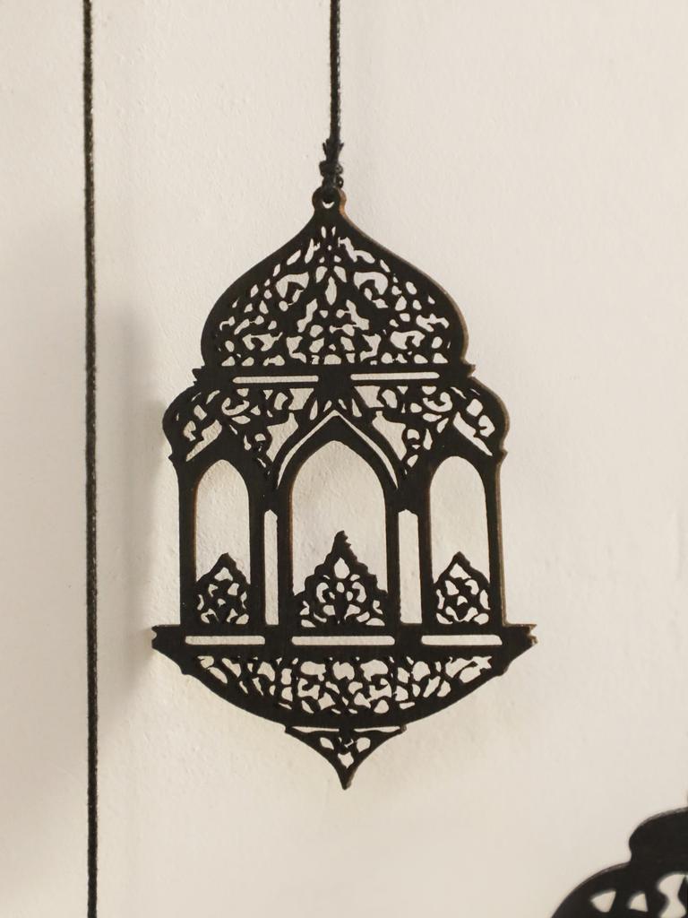 Wanddeko aus Holz - Schwarzer hölzerner Halbmond mit Sternausschnitten, Hängelaternen für Ramadan Eid, Islamisches Fest Heimdeko