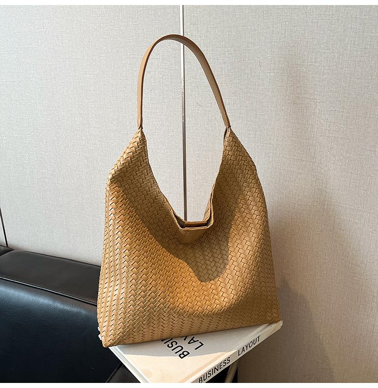Retro woven bag women's large-capacity autumn and winter leisure shoulder mother and child bag commuter tote bag