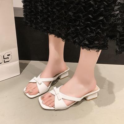 New Square-headed Open-toed Cool Slippers for Women Are Beautiful, and Thick-heeled Slippers Are Worn Outside the Back of the Bow.