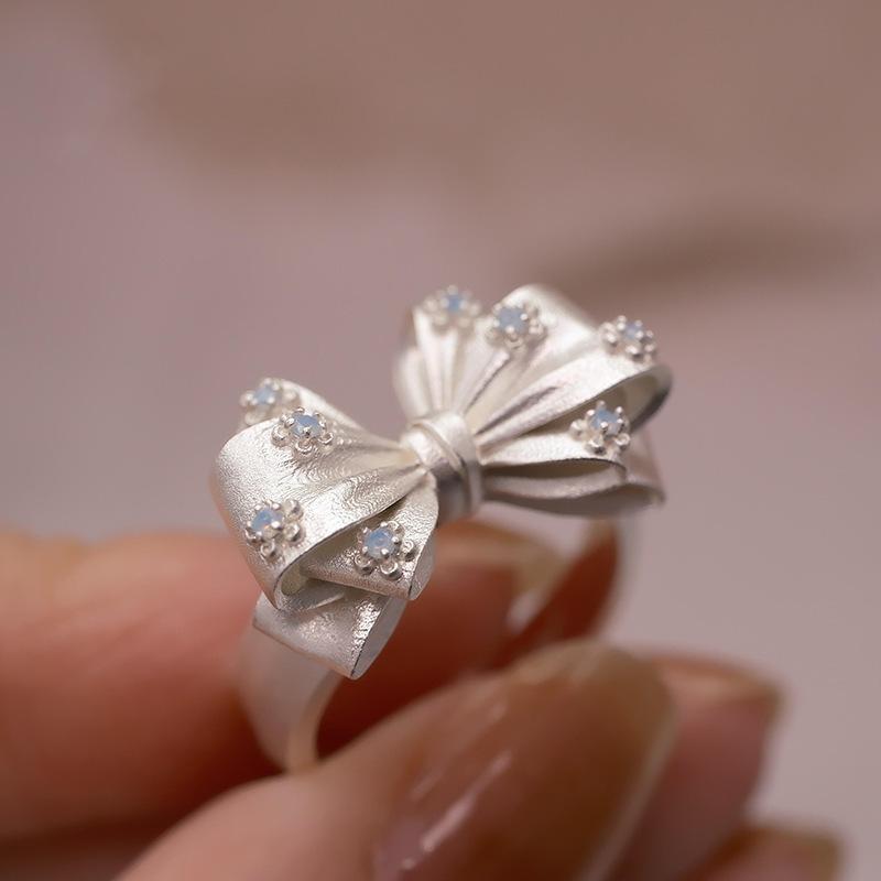 Creamy Style Bow Ring for Women, Exuding Elegant and Luxurious Sophistication. A Stylish Flower Accessory for The Index Finger.