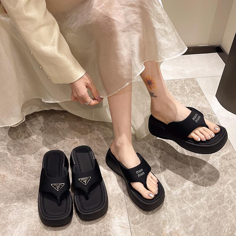 Thick-soled Foot-pinched Flip-flops for Women's New Summer Fashion, High-end Sense, Non-slip and Heightening Beach Sandals