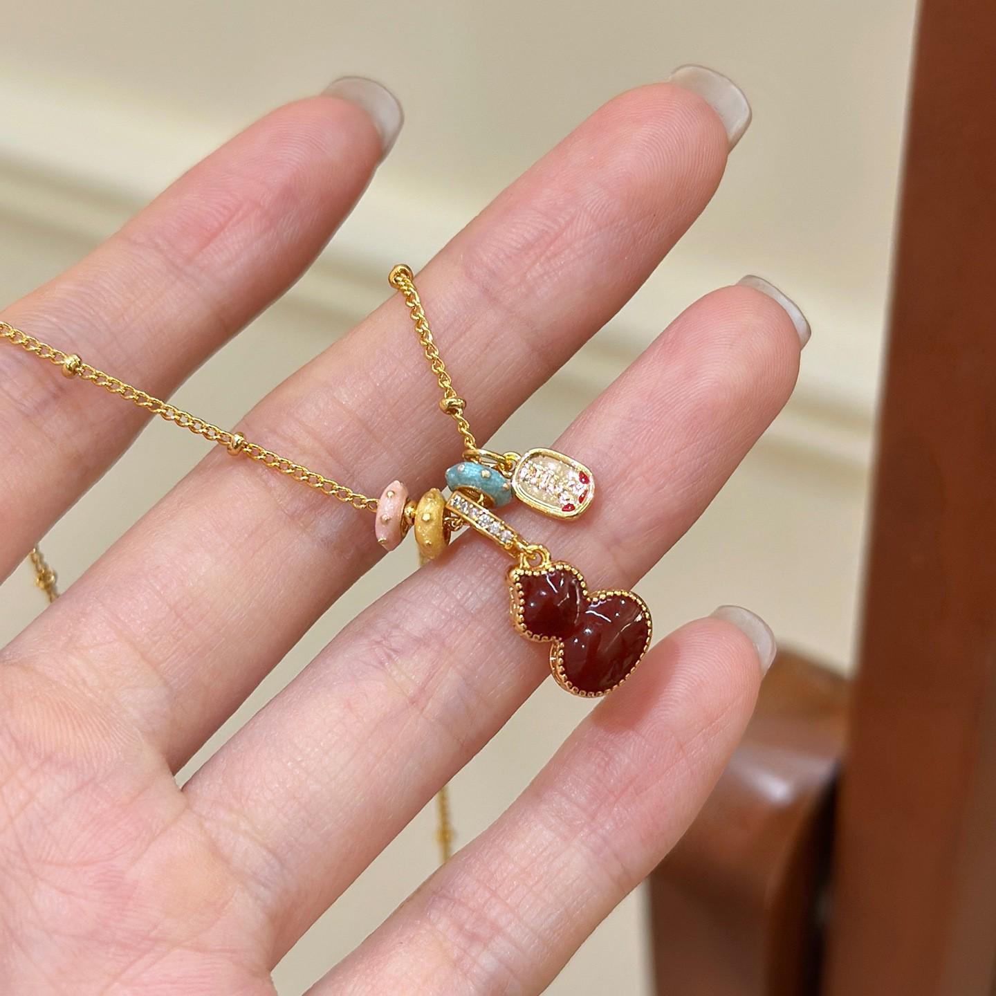 Red Double-Sided Mother-of-Pearl Gourd Pendant Necklace - Light Luxury Autumn/Winter Versatile Sweater Chain