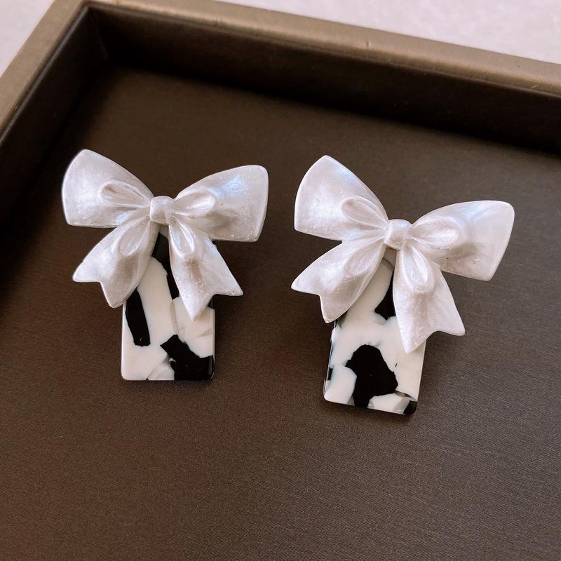 Серебряная игла коровья расцветка белая смола бант пусеты преувеличенные серьги европейские и американские серьги женские