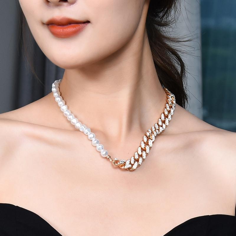 Rhinestone Elegant And Pearl Necklace For Women With Trendy Short Design Style And