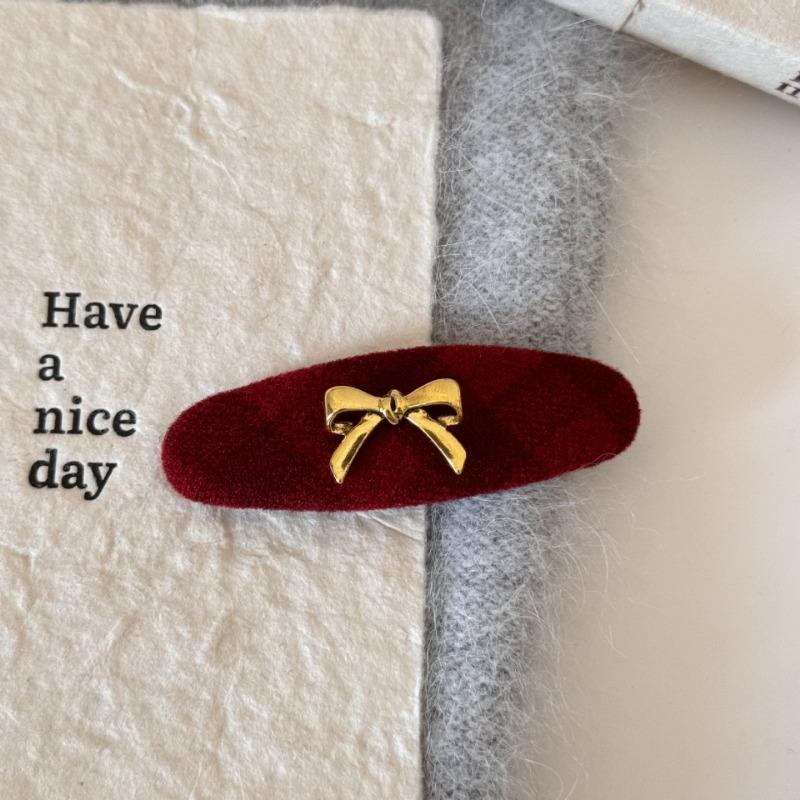Red Velvet Bow-shaped Golden-label Hairpin As A New Year Hair Accessory for The Side of A Young Girl's Hair