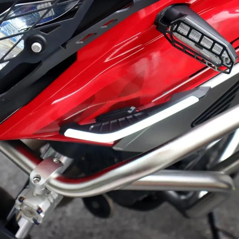 2 Stück Motorrad Frontseiten-Spoiler Winglets Aerodynamisches Flügelset Feste Windabweiser mit LED-Licht Klebe-Dekoraufkleber