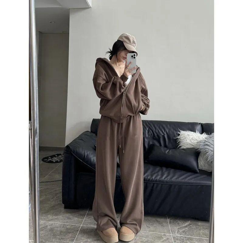 Jednoduchá jednobarevná ležérní sportovní souprava pro ženy na podzim a zimu, obsahující bundu s kapucí a široké kalhoty