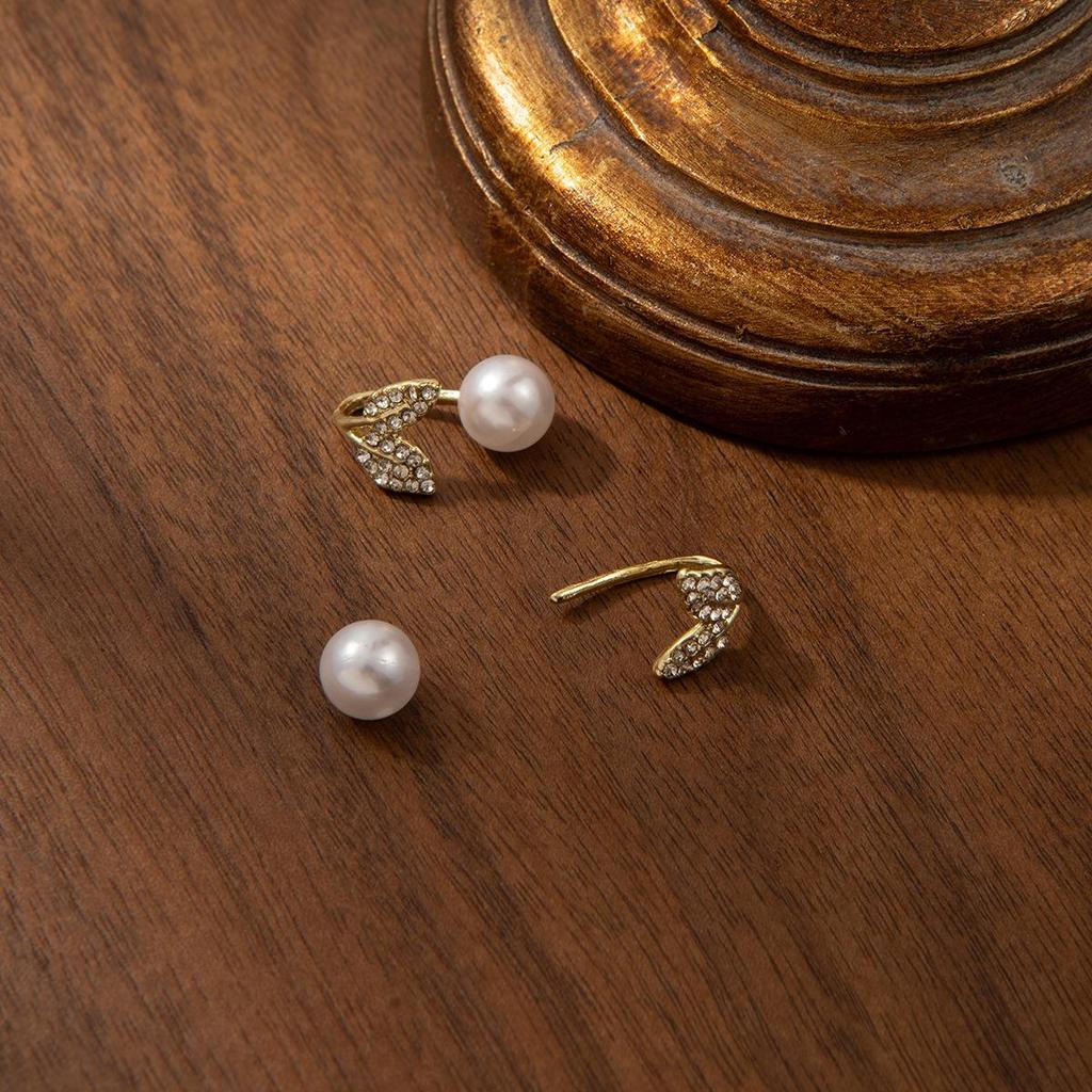 Diamond-Inlaid Gold Leaf Pearl Stud Earrings: French-Style, Luxurious Ear Jewelry for Women.