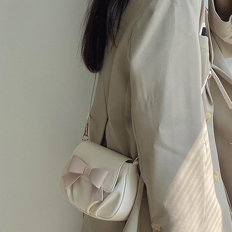 

New Sweet Women s Versatile Cloud Bag: Crossbody, Shoulder, or Underarm - Stylish, Casual Summer Small Square Bag. слонова кістка/білий