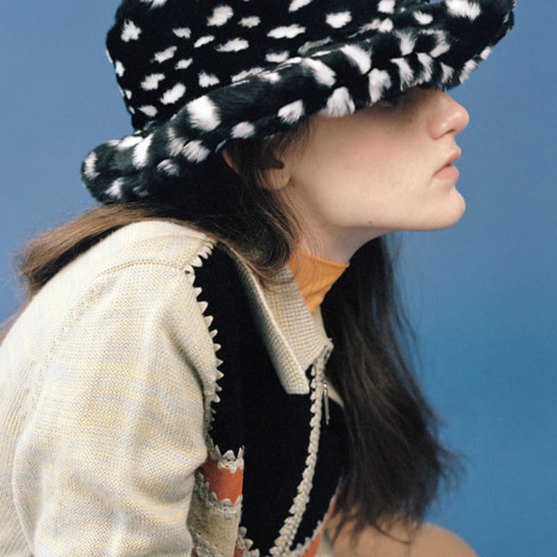 

ПОТРЯСАЮЩАЯ ФЕТРОВАЯ ШЛЯПА ДЕРБИ_БЕЛЫЙ ГОРОШЕК FREE