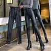 Calças Femininas Bootcut de Couro PU Fosco de Cintura Alta com Forro Interno de Veludo - Estilo Emagrecedor e Versátil para 2025.