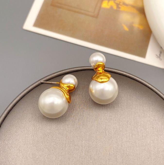 Qingdao Iridescent Geometric Wave Resin Stud Earrings: High-End Retro Fashion for Women