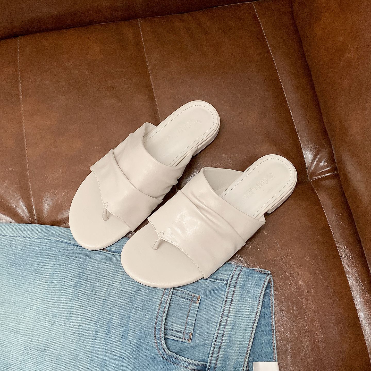 

Виноградная мама летние новые модели, минималистичный стиль old money, широкий верх из мягкой кожи со складками, универсальные шлепанцы на толстом каблуке, женские летние 40