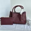 2025 Bolsa de ombro feminina tecida em couro bovino de luxo leve transfronteiriça, bolsa de compras para mães, bolsa carteiro premium para o dia a dia feminina
