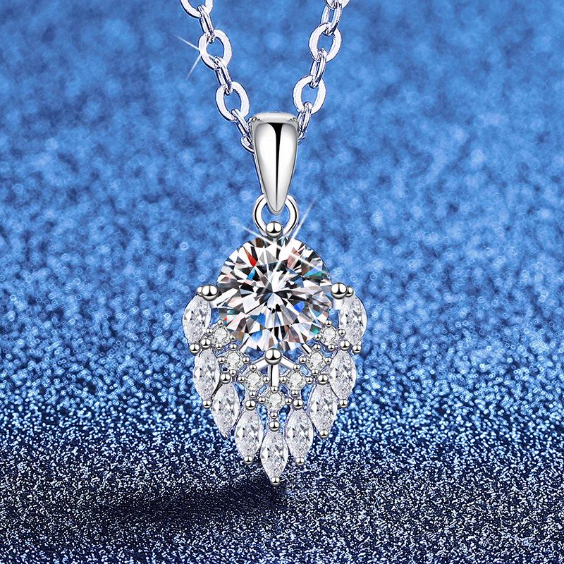 

Fashion Light Luxury PT950 Platinum Moissan Diamond Necklace Super Sparkle Teardrop Design Pendant 1 Carat Moissanite White Gold