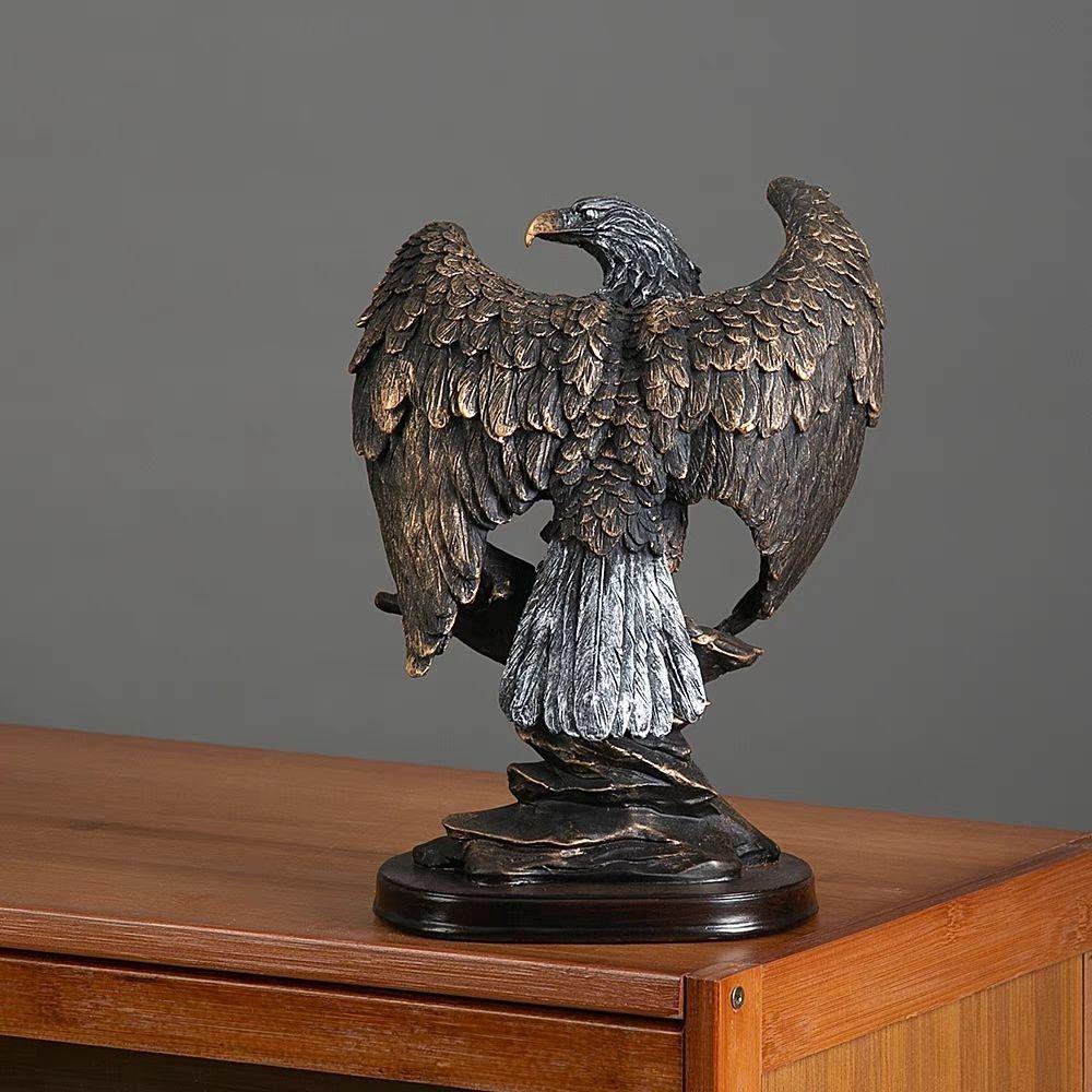 Hochwertiges Adler-Greif-Harzornament mit ausgebreiteten Flügeln für Büro oder Wohnzimmer.