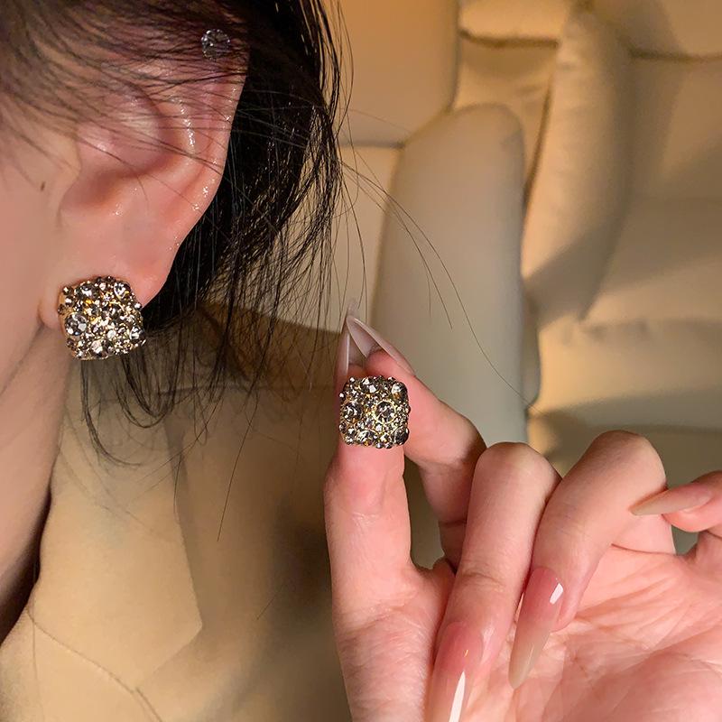 Elegant Vintage Diamond Stud Earrings for Women - Luxurious French Style, Versatile and Sophisticated Accessory