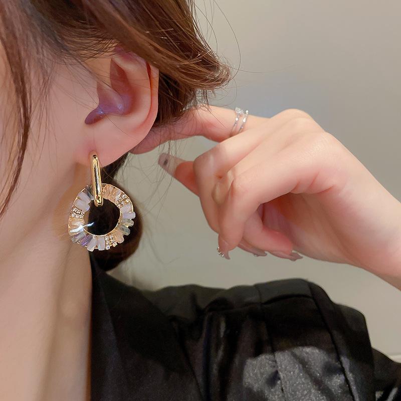Retro diamond studded Zircon Circle Ear Buckle Earrings Ins, a Fashionable Pair of High-end Earrings for Women