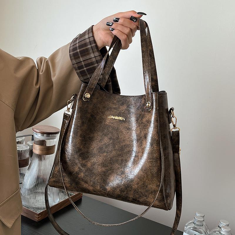 Beliebte Taschen für Frauen Große Kapazität Neue Retro-Mode Breitbandige Einzel-Schulter Crossbody-Tasche Hand-Eimer-Tasche