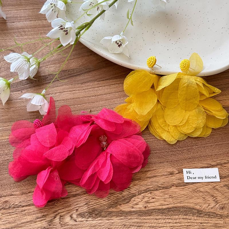 Seaside vacation wind flower petals fringed earrings women's summer new travel atmosphere temperament stud earrings ear jewelry