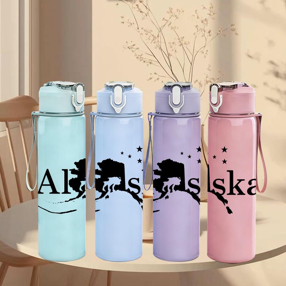 1PC Alaska Mountain Letter Art 750ml Color Plastic Sports Water Bottle Leakproof Flip Straw Lid Suitable for Sports Office Home Use