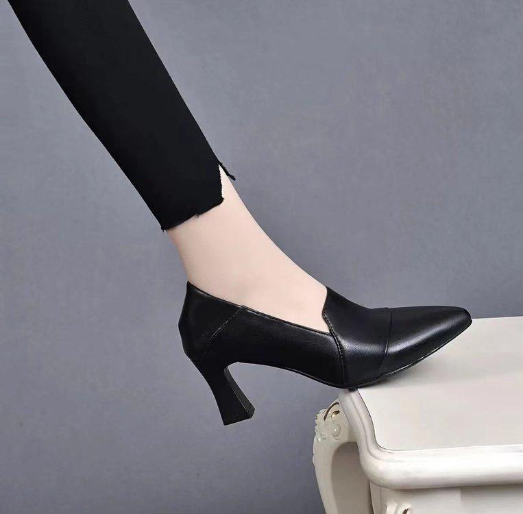 

Осенняя мода повседневные туфли на высоком каблуке женские туфли на среднем каблуке из мягкой кожи с мелким вырезом и острым носком на толстом каблуке женская обувь 35 чёрный