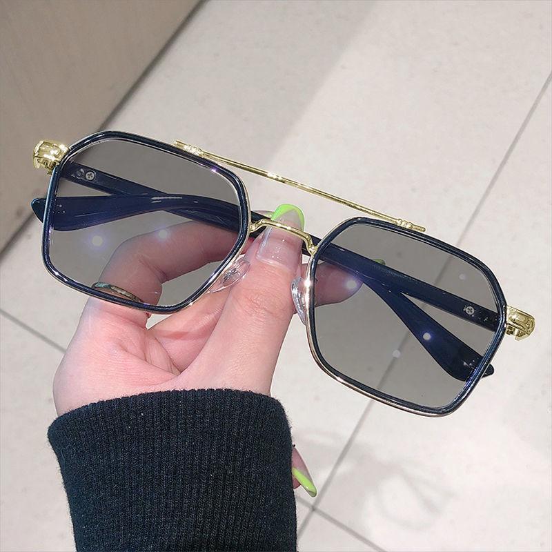 Retro Double-Beam Color-Changing Sunglasses With Blue-Changing Myopia Sunglasses. The Same Style Has Degree Glasses Frames Without Background Color.