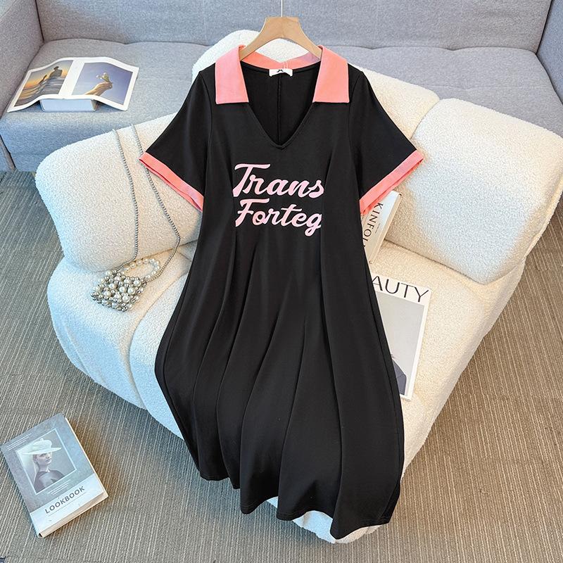 

Новое летнее женское платье размера тарелки со стильным и стройнящим силуэтом, с универсальным дизайном с короткими рукавами и принтом в виде букв. 5XL чёрный