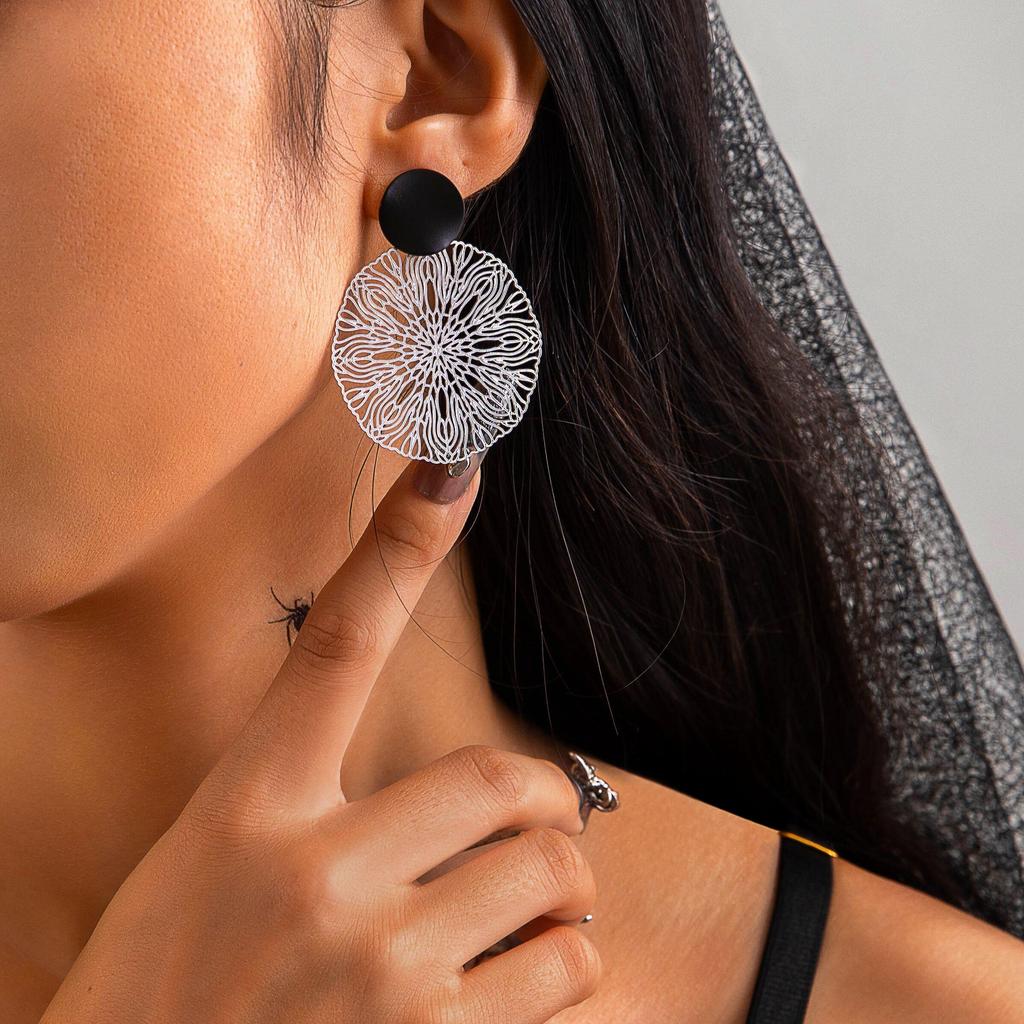 Fashionable Classic Geometric Hollow Carved Drop Earrings for Women Simple Versatile Accessories Suitable for Daily Wearing Earrings