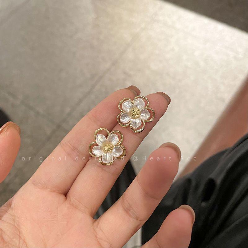 

Бабочка Серебряные Иглы Женский Причудливый Нишевый Стиль Самые Продаваемые Цветы Acrylic flower stud earrings (Silver Needle)