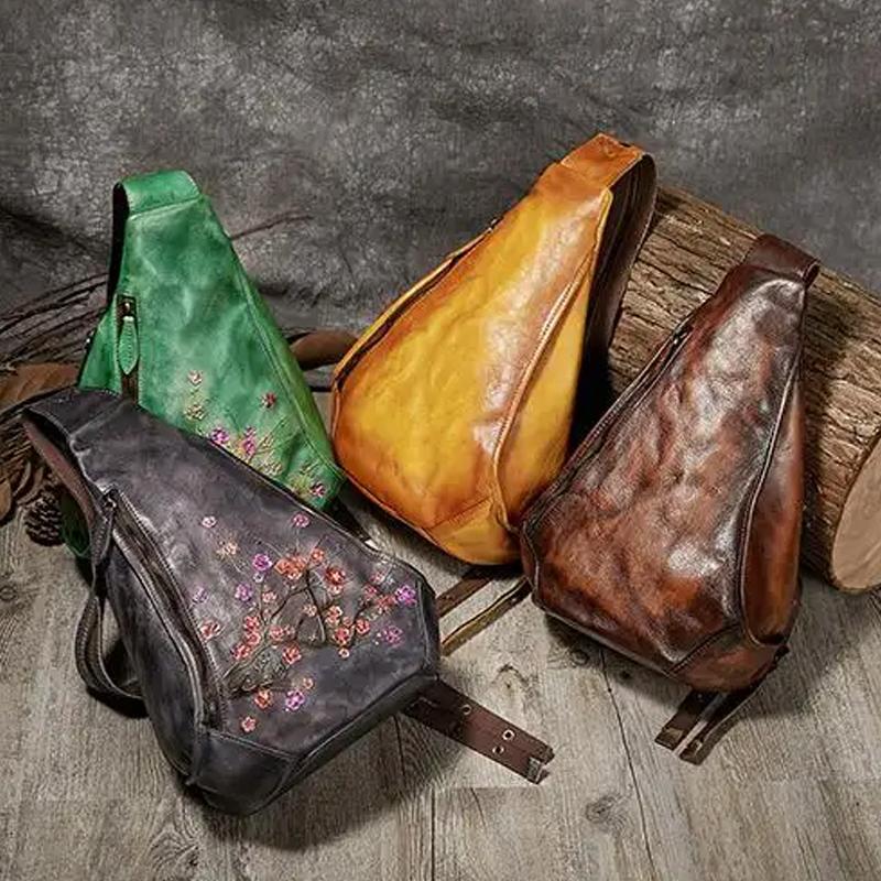 Retro taška na hrudi Crossbody kabelky z hovězí kůže pro ženy 2024 Nová ručně vyrobená embosovaná módní květinová dámská taška Messenger
