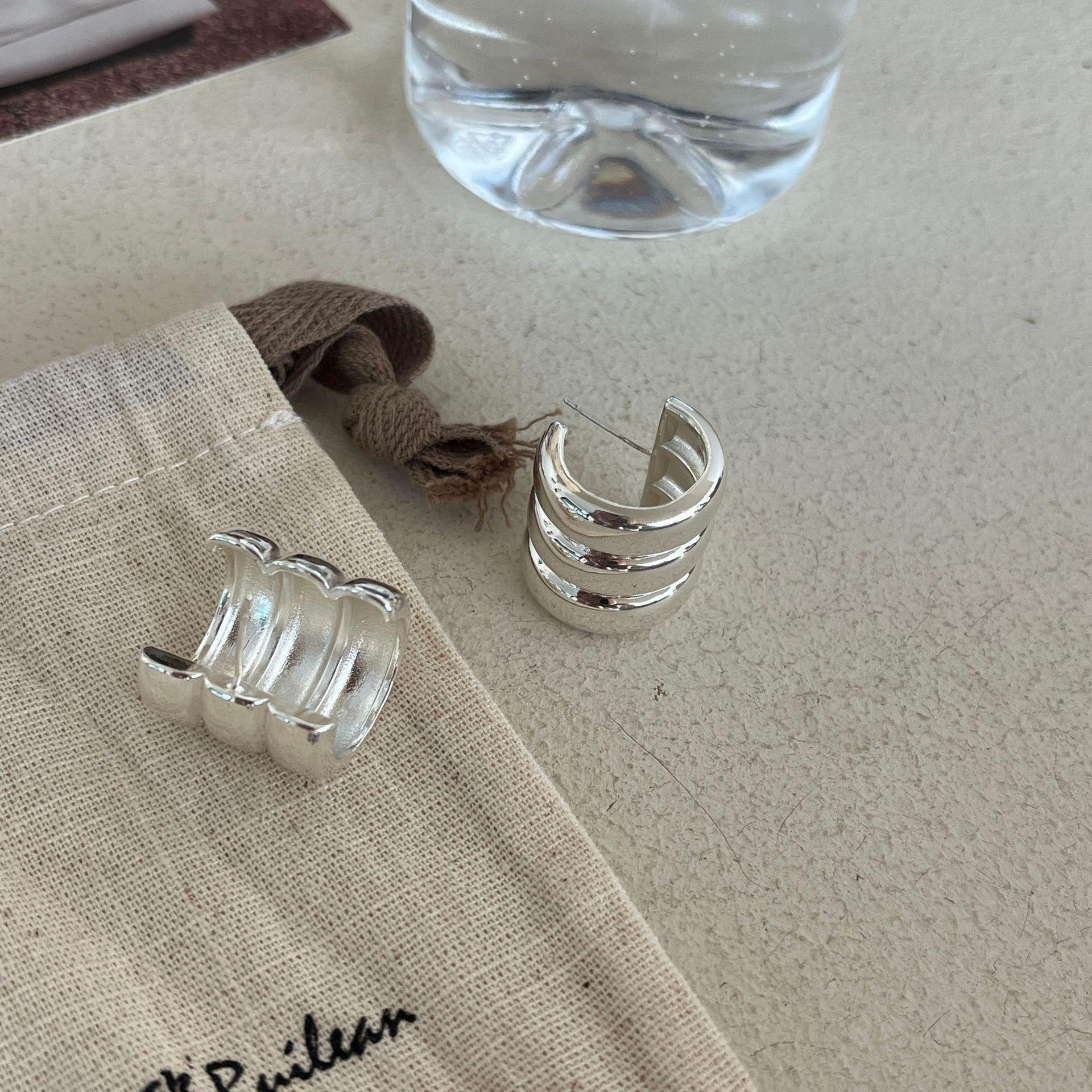 

Минималистичные серьги-кольца из металла: Европейский и американский стиль, женская холодная мода, уникальные и универсальные серьги-пусеты высокого класса