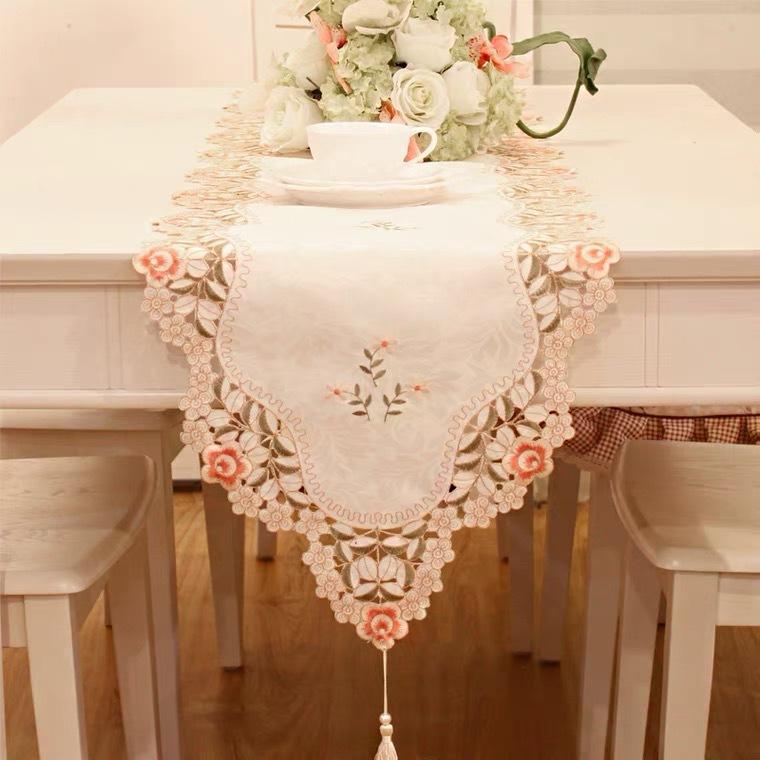 

Пасторальный вышитый настольный флаг Весенний цветок Полиэстер Полая полоса ткани Домашний журнальный столик Скатерть Настольный флаг 40*145cm