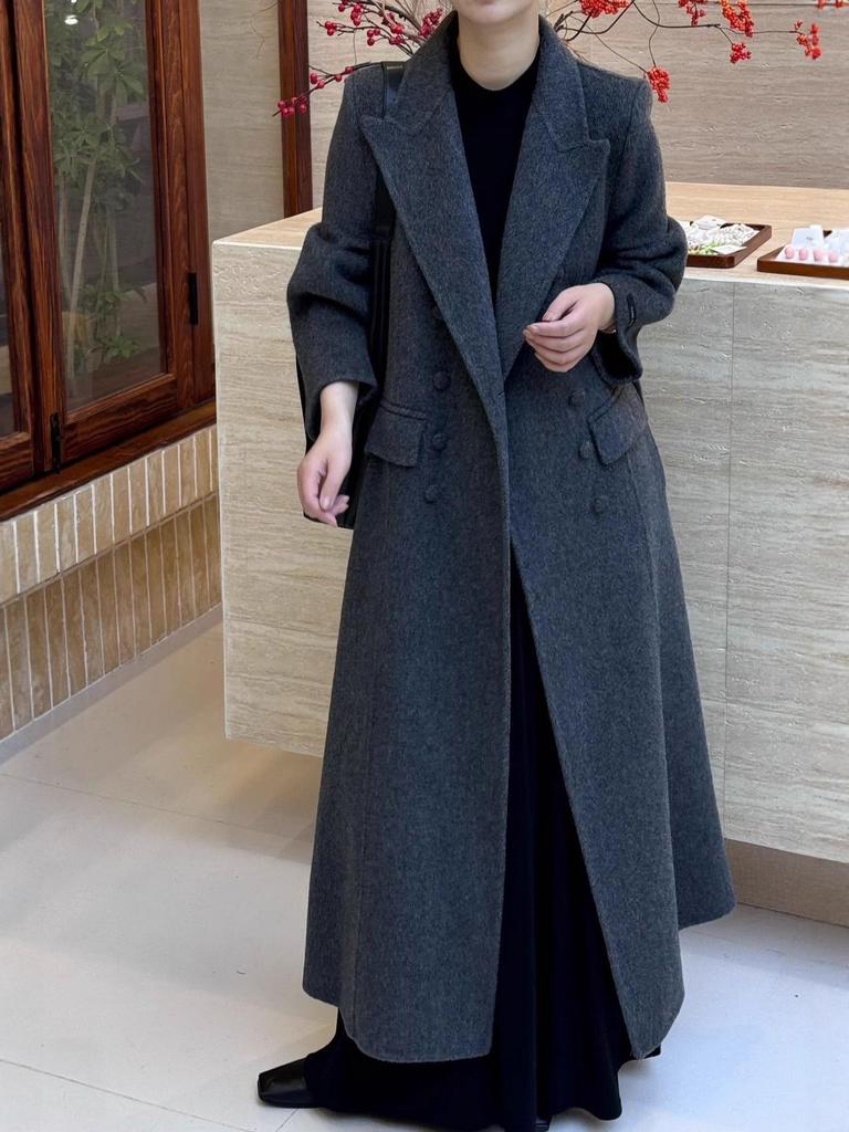 Urban Silhouette: Women's Double-Breasted Wool Coat with Suit Collar, Korean Style Slimming Design for Fall/Winter.