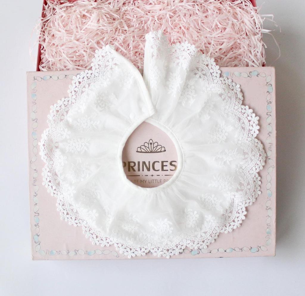 Dekoratif Yakalı Zarif Bebek Dantel Önlük ve Su Geçirmez Şal